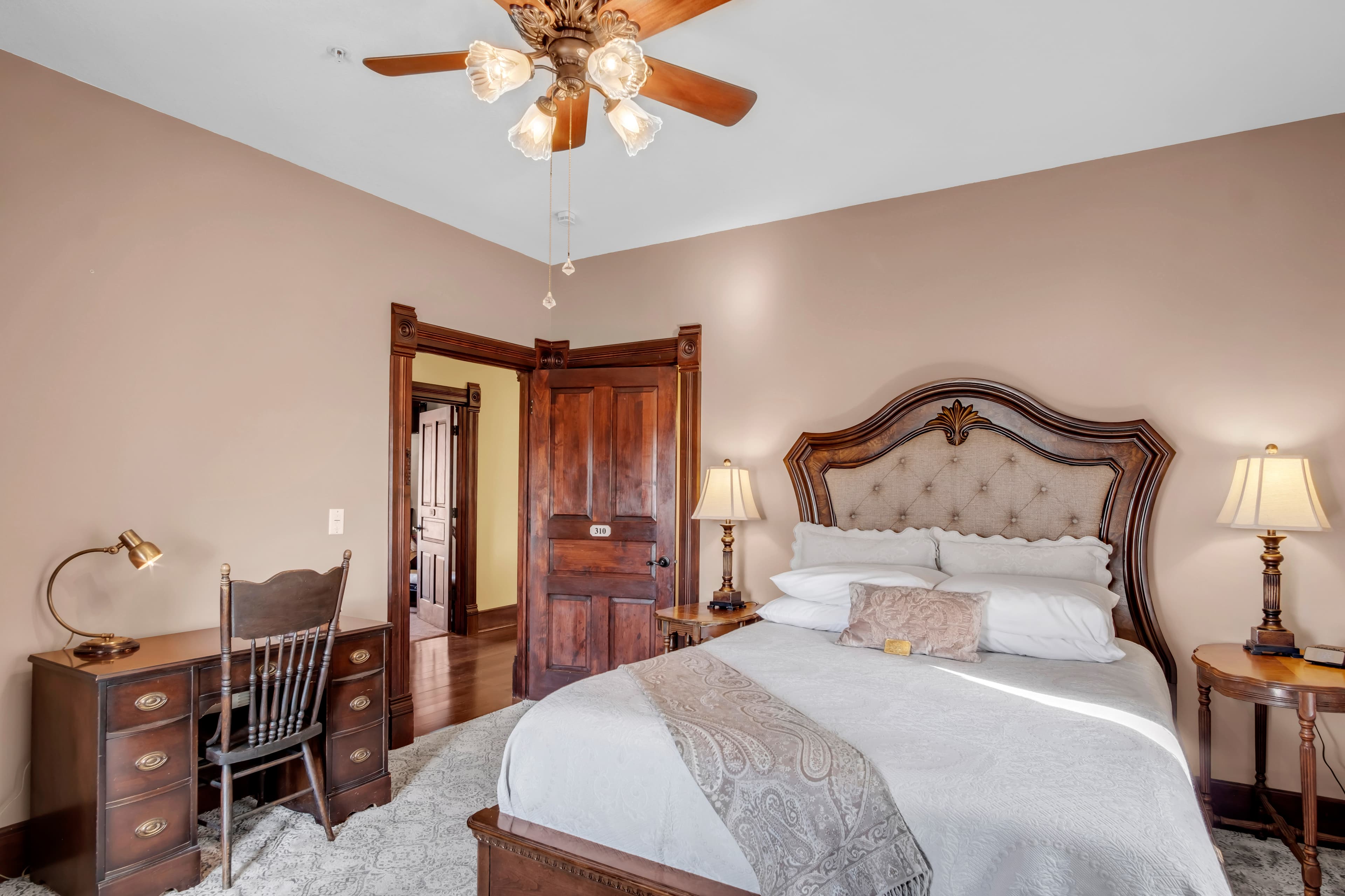 Eisenhower Suite 310 queen bed