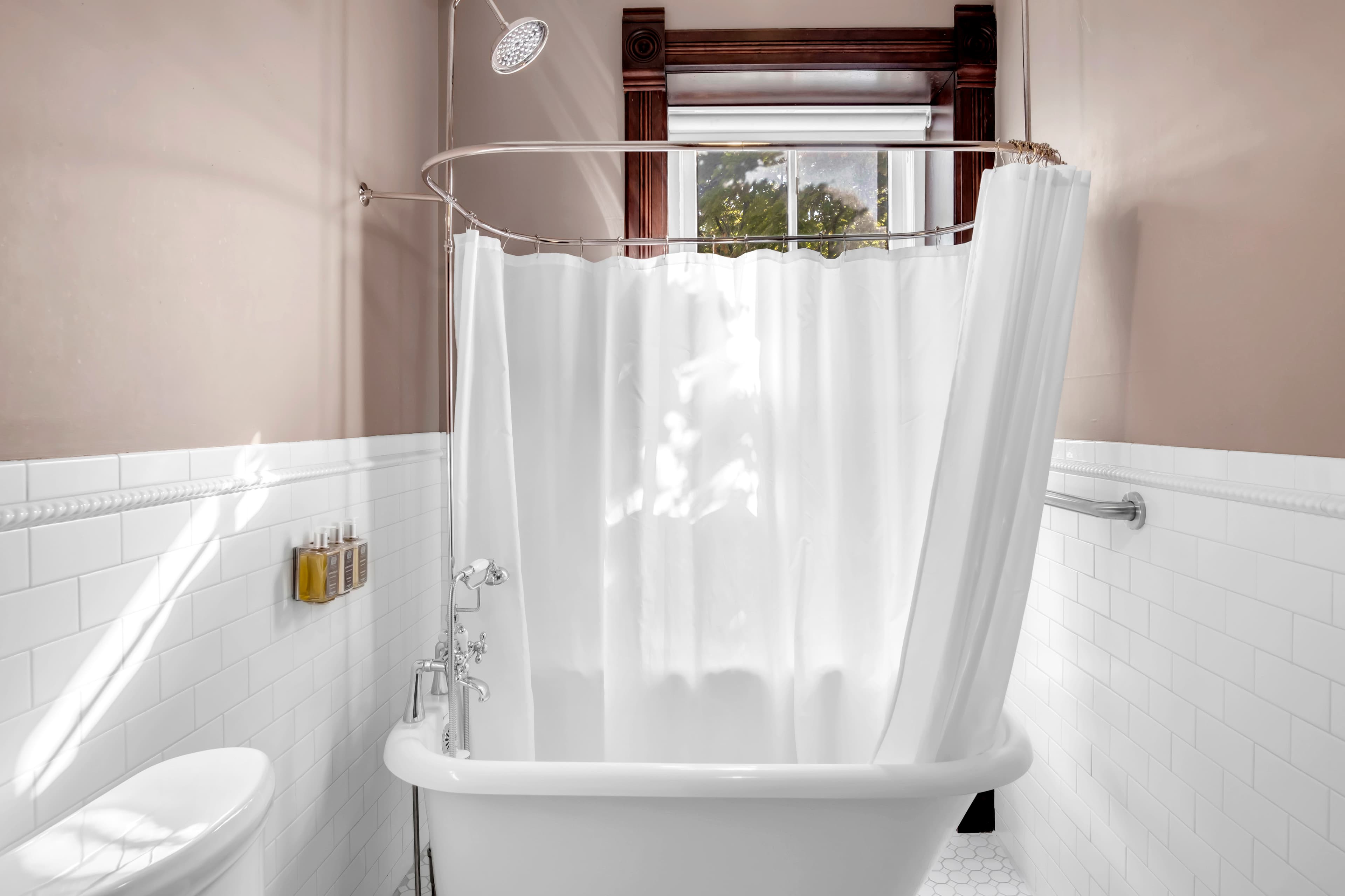 Eisenhower Suite 310 clawfoot tub