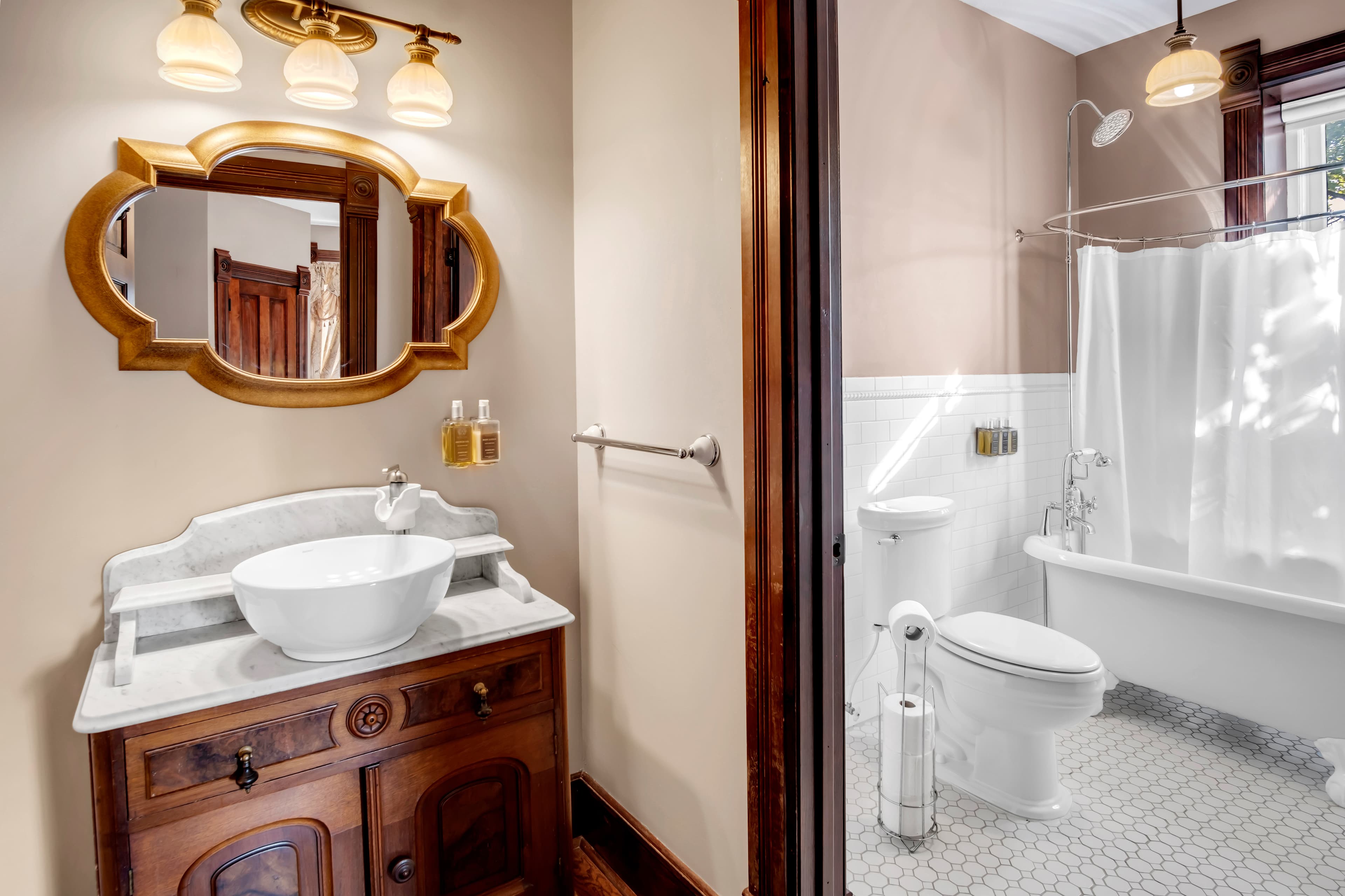 Eisenhower Suite 310 bathroom