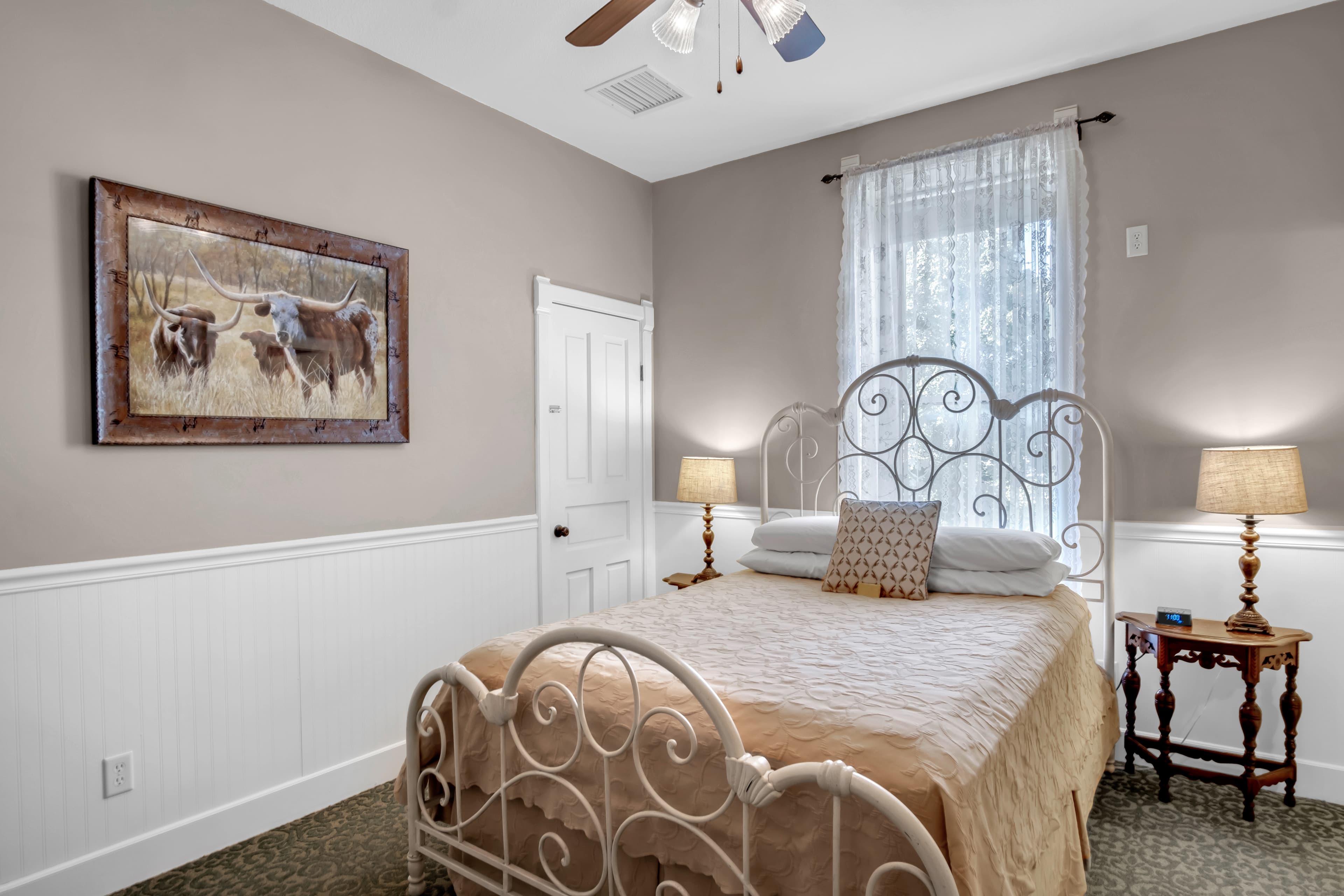 Home on the Range Suite 201 queen bed