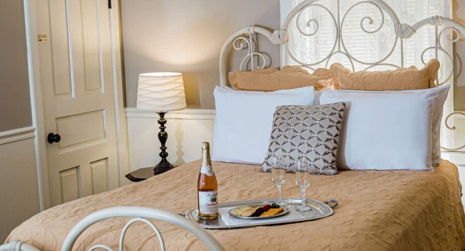 Suite 201 &#8211; Home On The Range Suite, Historic Elgin Hotel